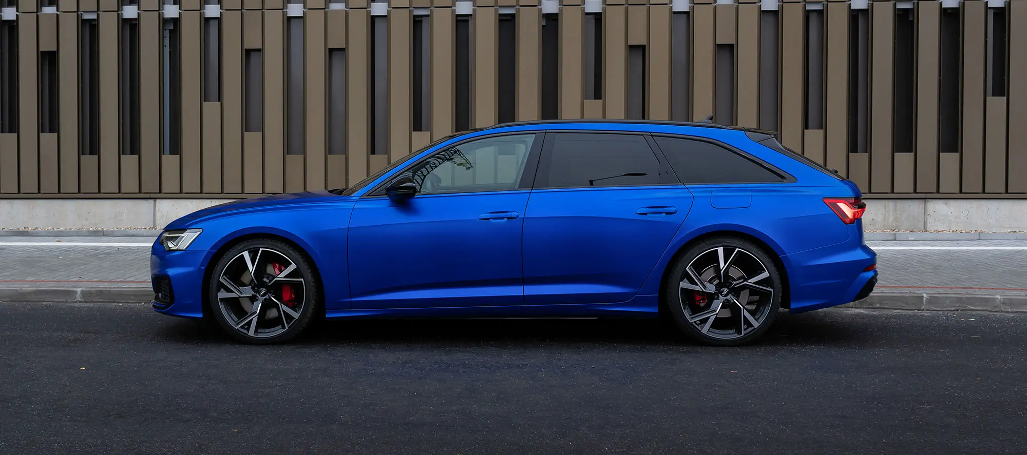 FOLIAWORX Banner Seitenansicht eines vollfolierten blauen Audi