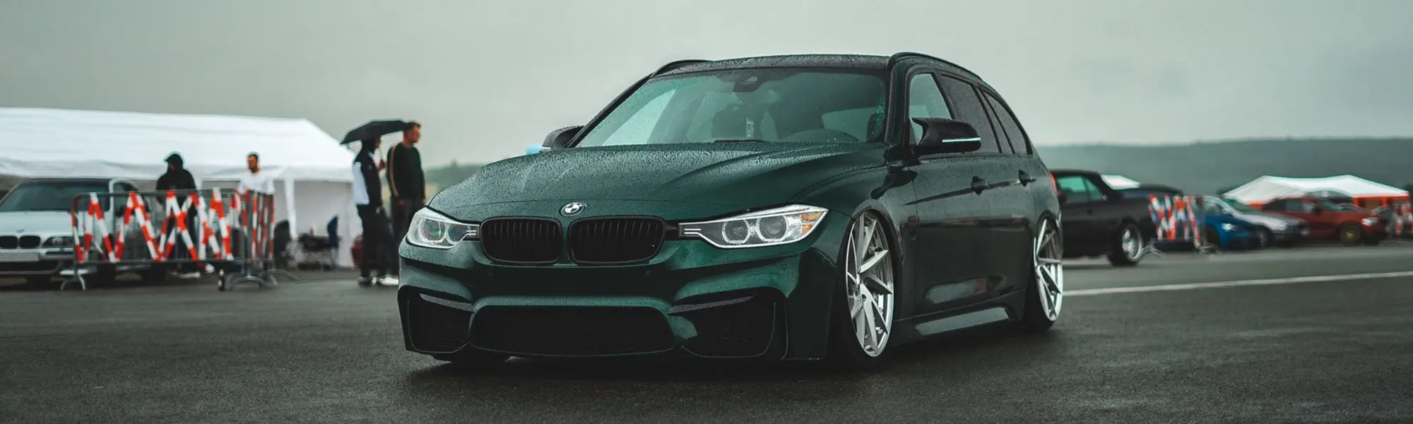 FOLIAWORX Banner grün vollfolierter BMW