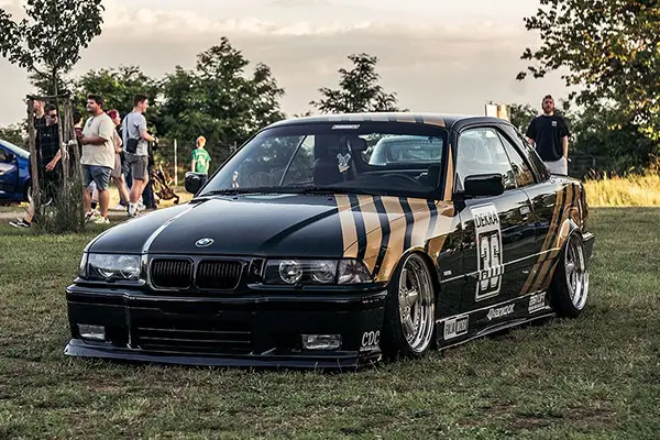 FOLIAWORX Designfolierung Referenzbild BMW E36 Racing Design