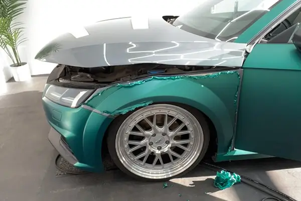 FOLIAWORX Folienentfernung Arbeitsbild Teilentfernte Folie vom Auto
