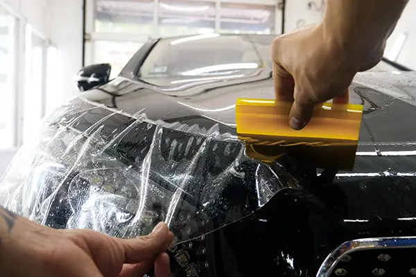 FOLIAWORX Lackschutz Arbeitsbild Anbringung der Lackschutzfolie auf Motorhaube