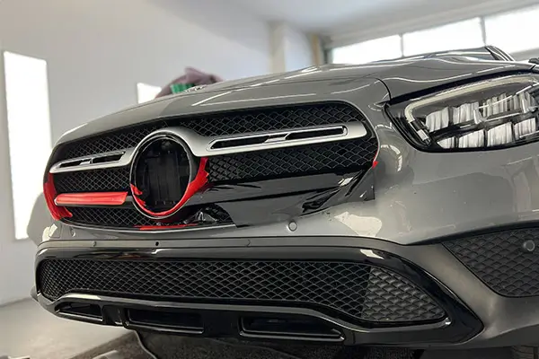 FOLIAWORX Teilfolierung Arbeitsbild Mercedes Chromleisten in schwarz